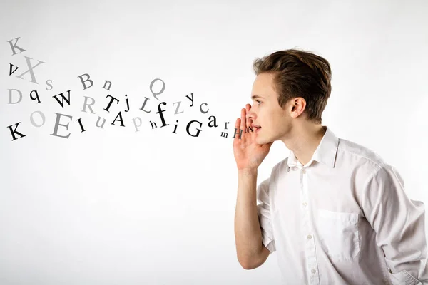 , flüstert ein junger Mann. Flüstern und Buchstaben Konzept. — Stockfoto