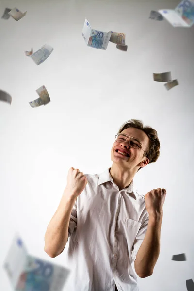 Un jeune homme en blanc se réjouit. Homme en blanc et Euro . — Photo