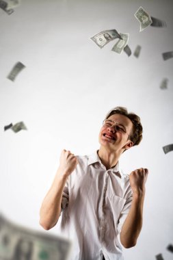 Beyazlı genç adam sevindirici. Adam da beyaz ve dolar.
