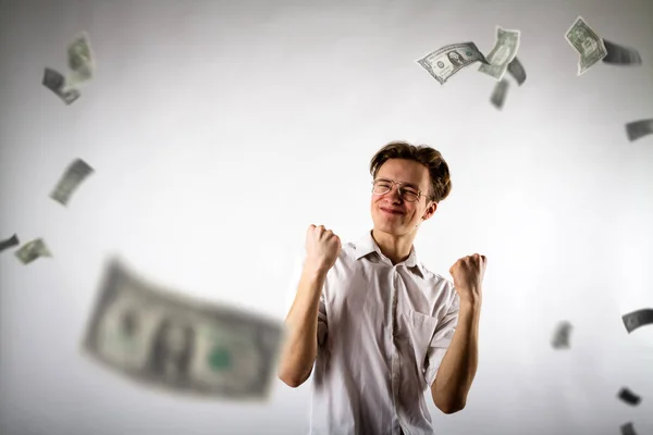 El joven de blanco se alegra. Hombre en blanco y dólares . — Foto de Stock