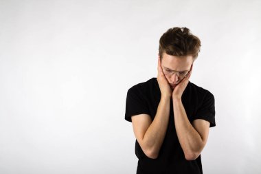 Hüsrana uğramış genç adam..