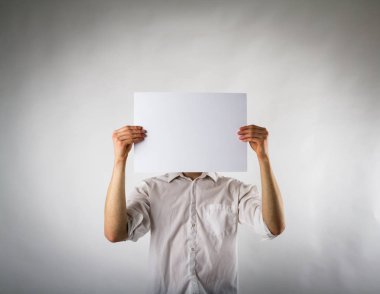 Beyaz kağıt onun elinde tutan genç adam.