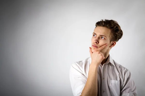 Junger Mann ist voller Zweifel und Zögern. — Stockfoto