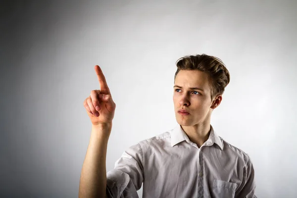 Jovem está apertando o botão virtual . — Fotografia de Stock