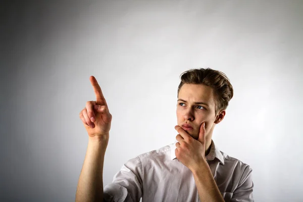 Jovem está apertando o botão virtual . — Fotografia de Stock