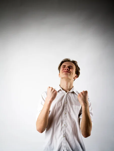 Junger Mann in Weiß jubelt. — Stockfoto