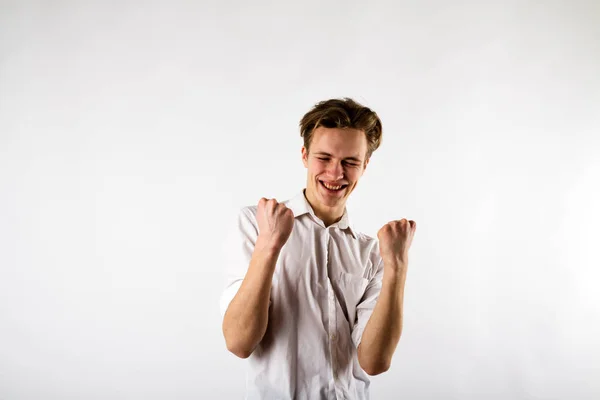 Junger Mann in Weiß jubelt. — Stockfoto