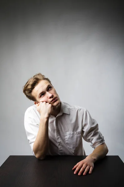 Jongeman is vol van twijfels en aarzelingen. — Stockfoto