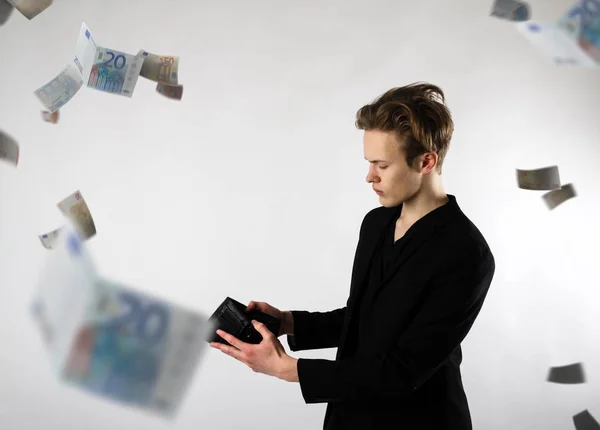 Jonge man en lege portemonnee. Valuta, kosten en baten concept — Stockfoto