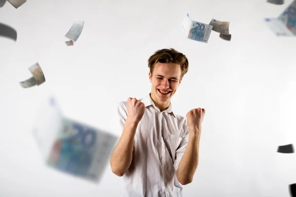 Jovem de branco está se regozijando. Homem de branco e euro . — Fotografia de Stock