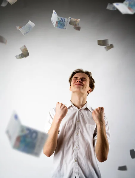 Un jeune homme en blanc se réjouit. Homme en blanc et Euro . — Photo