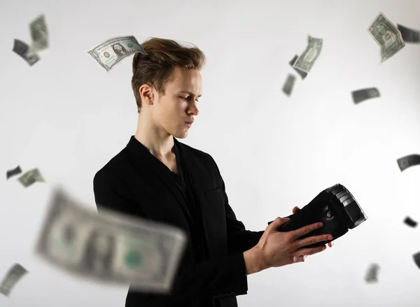 Jonge man en lege portemonnee. Valuta, kosten en baten concept — Stockfoto