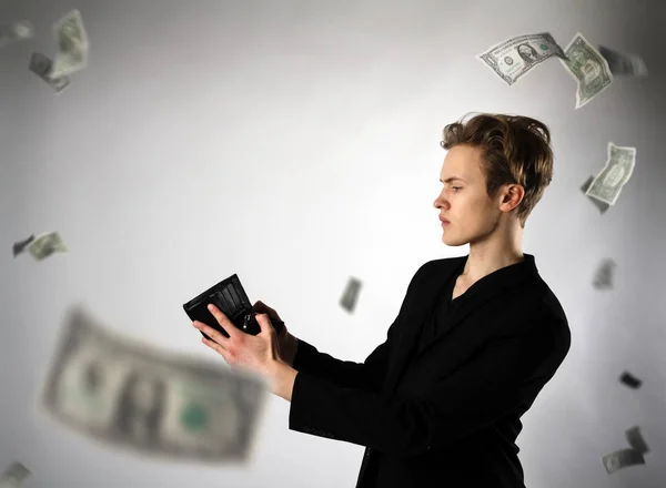 젊은 남자와 빈 지갑 통화, 비용 및 소득 개념 — 스톡 사진