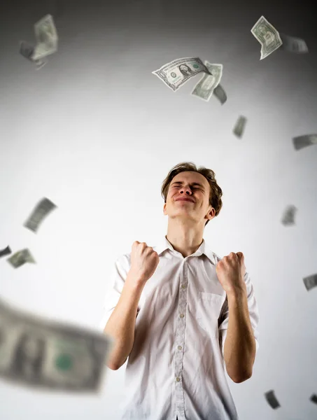 Jonge man in het wit is vreugde. Man in wit en dollars. — Stockfoto