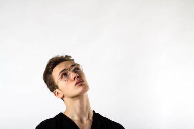 Genç adam şüphe ve tereddüt dolu. 