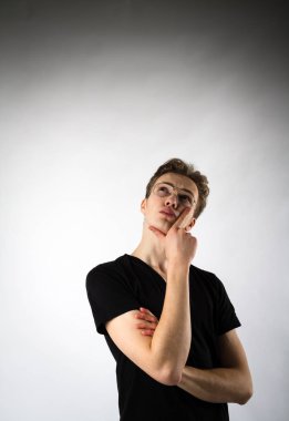 Genç adam şüphe ve tereddüt dolu. 