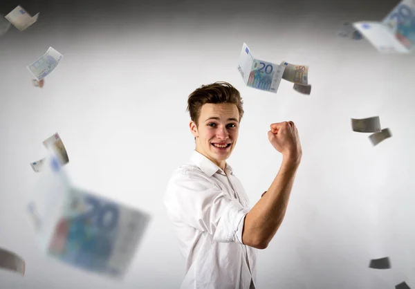 A fehér fiatalember örvendezve. A fehér ember, és az euró. — Stock Fotó