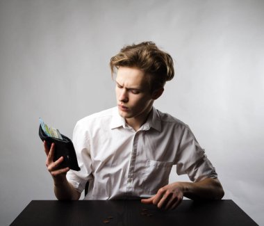 Beyaz ve m-cüzdan ile 20 Euro genç adam.