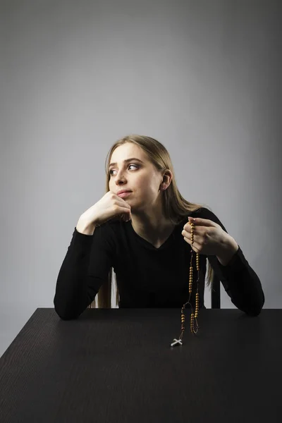Ung kvinna ber med Rosen kransen pärlor. — Stockfoto