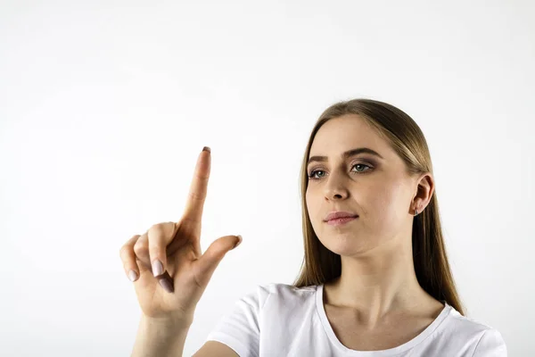 Jeune femme en blanc appuyant sur le bouton — Photo