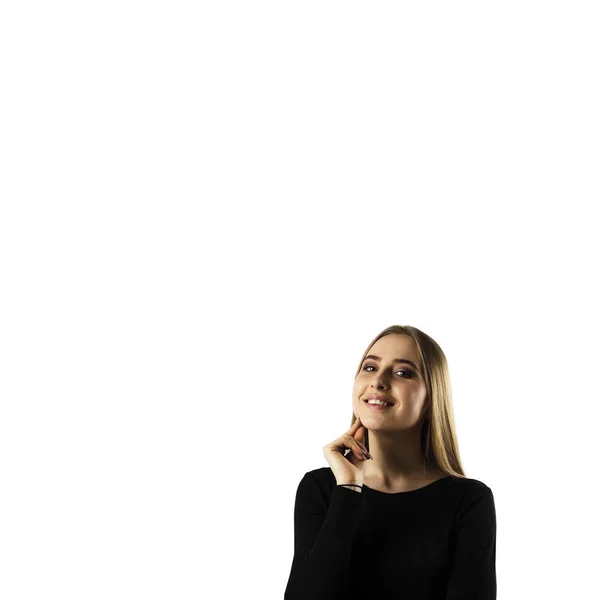 Jonge vrouw in zwart op witte achtergrond. — Stockfoto