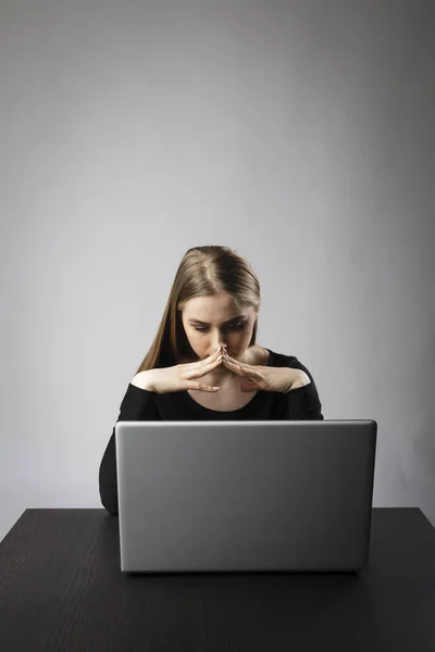 Jonge vrouw met laptop — Stockfoto