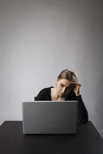 Jovem mulher com laptop — Fotografia de Stock
