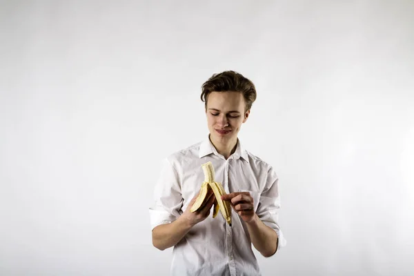 Junger Mann in weiß und Banane. — Stockfoto