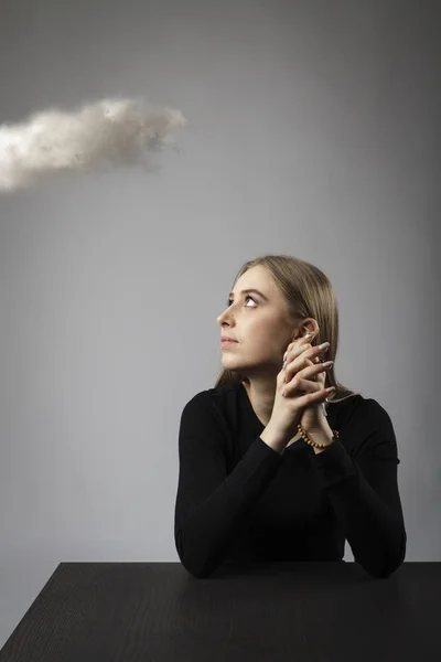 Young woman is praying with rosary beads and cloud. — Stock Photo, Image