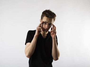 Gözlüklü genç adam..