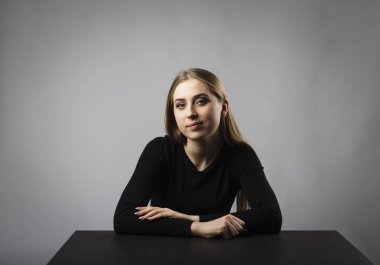 Çekici kadın masada oturuyor.