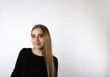 Parlak arka planda siyahlı genç kadın..