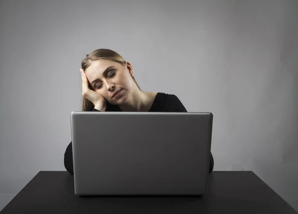 Mladá unavená žena s laptopem — Stock fotografie