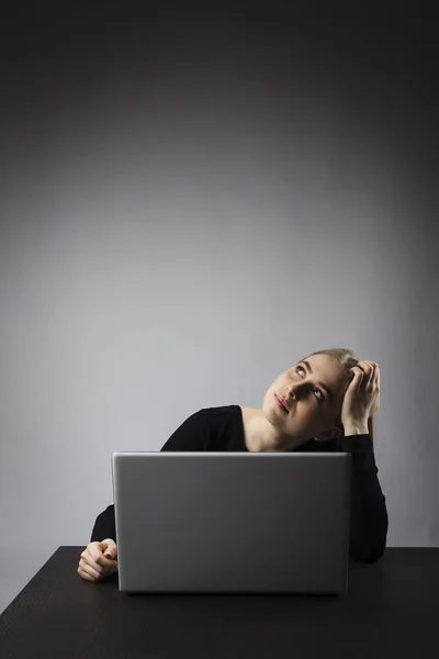 Jonge vrouw met laptop — Stockfoto