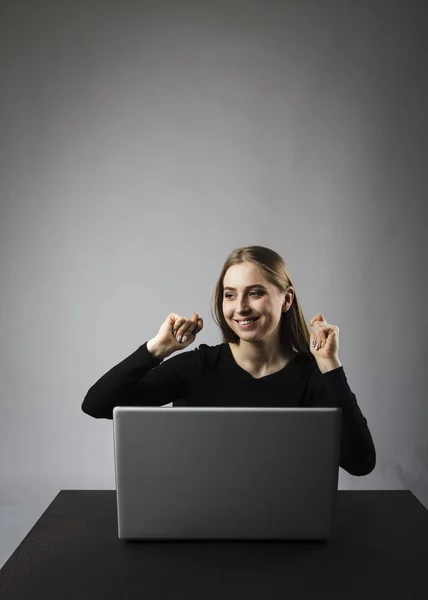 Jonge vrouw met laptop. Opgewonden vrouwtje — Stockfoto