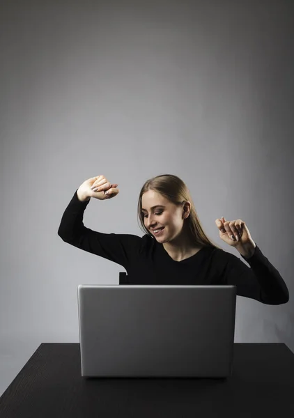 Jovem com laptop. Mulher excitada — Fotografia de Stock