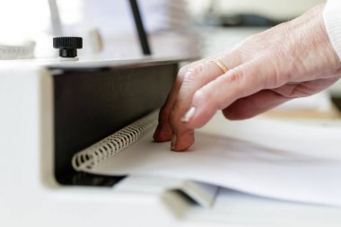 Kitap Ciltleme Makinesi Operatörü. Kitap ciltleme makinesi ile çalışma.