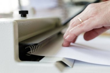 Kitap Ciltleme Makinesi Operatörü. Kitap ciltleme makinesi ile çalışma.