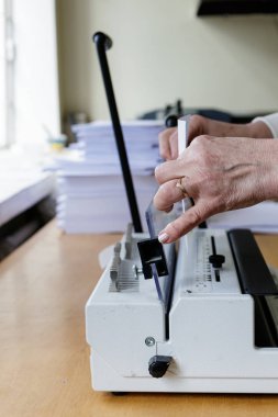 Kitap Ciltleme Makinesi Operatörü. Kitap ciltleme makinesi ile çalışma.