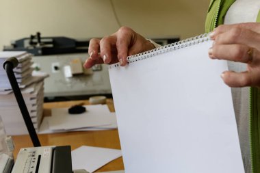 Kitap Ciltleme Makinesi Operatörü. Kitap ciltleme makinesi ile çalışma.