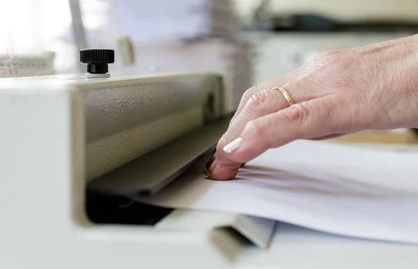 Book Binding Machine Operator. Work with Book binding machine. — Stock Photo, Image