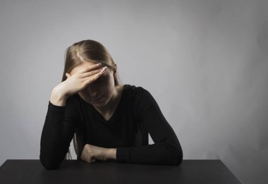 Depresyon. Siyah üzgün kadın.