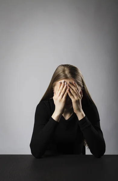 Depresión. Mujer triste en negro . —  Fotos de Stock