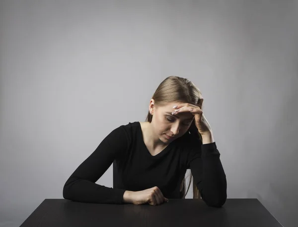 Deprese. Smutná žena v černém. — Stock fotografie