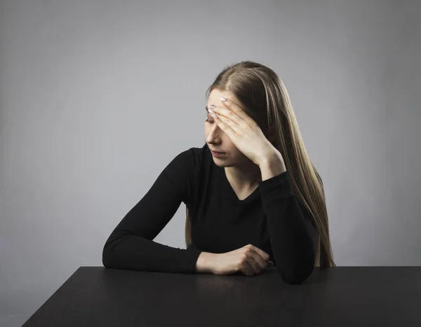 Deprese. Smutná žena v černém. — Stock fotografie