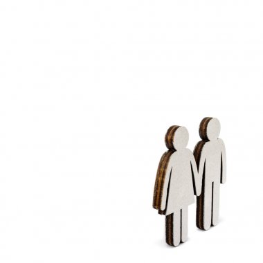 Aile ve çift kavramı. Beyaz üzerine izole edilmiş ahşap figürler.