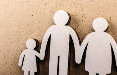 Aile ve çift kavramı. Ahşap figürler.