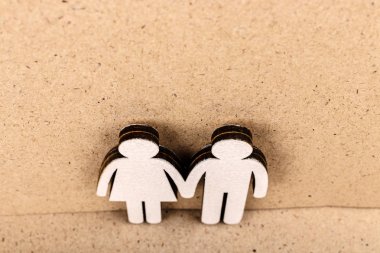 Aile ve çift kavramı. Ahşap figürler.