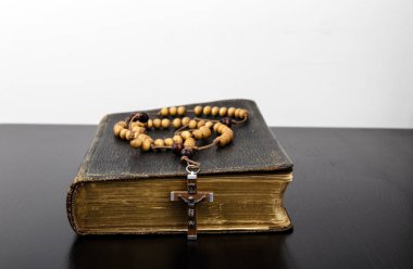 Tespih boncukve dua kitabı.