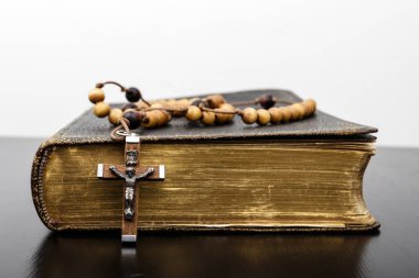 Tespih boncukve dua kitabı.